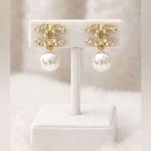Elegant Gold and White Pearl Earrings